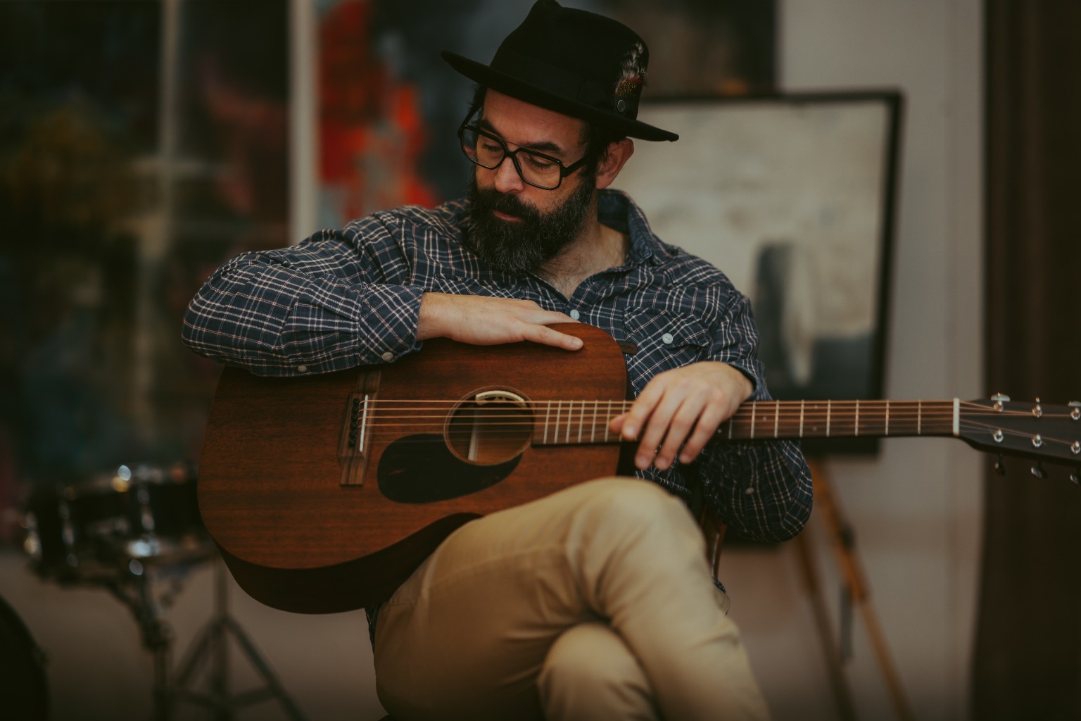 Enok Amrani in the studio with a guitar